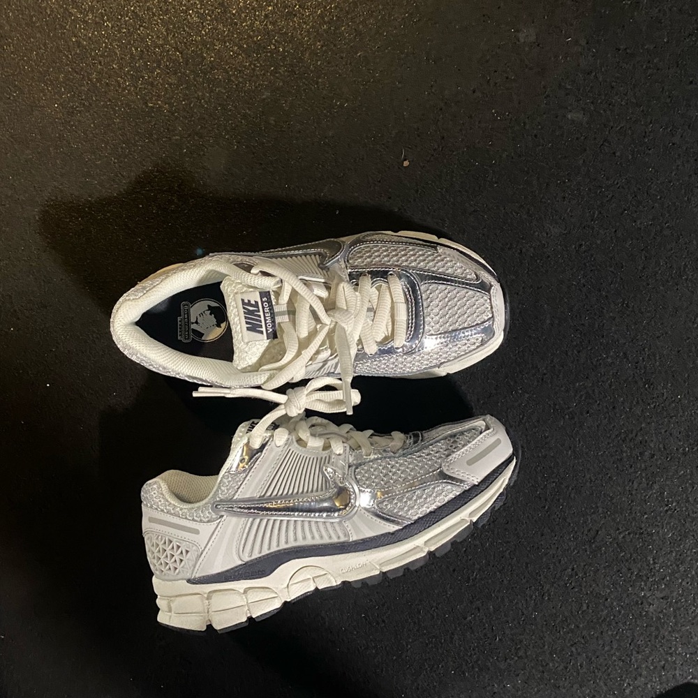 Nike Zoom Vomero 5 
Photon Dust Metallic Silver (Women's) Size 6.5